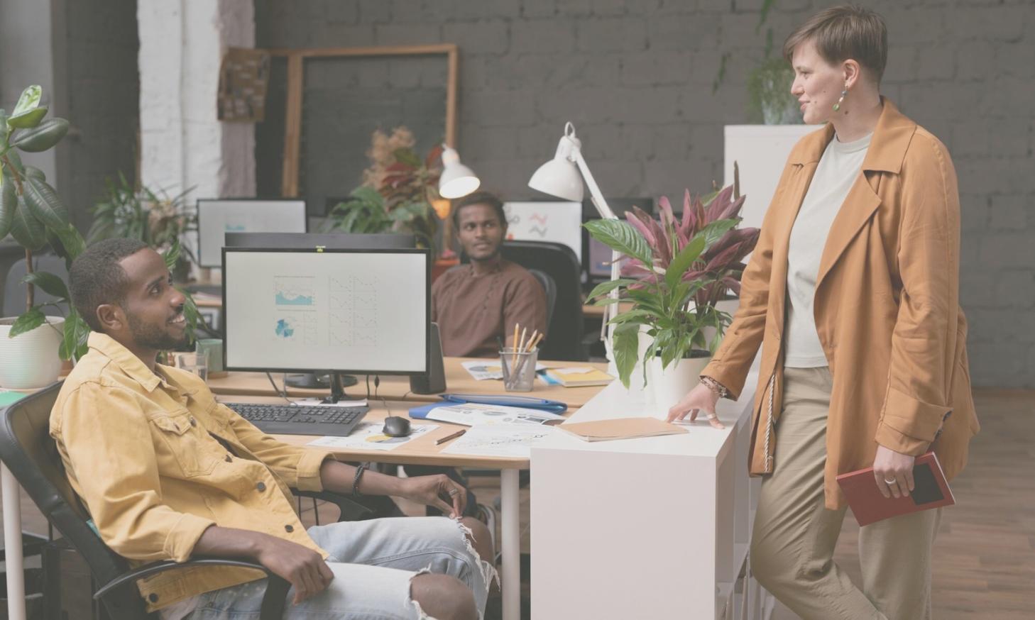 Teilnehmer arbeiten gemeinsam an Budgetplanung während Workshop-Session