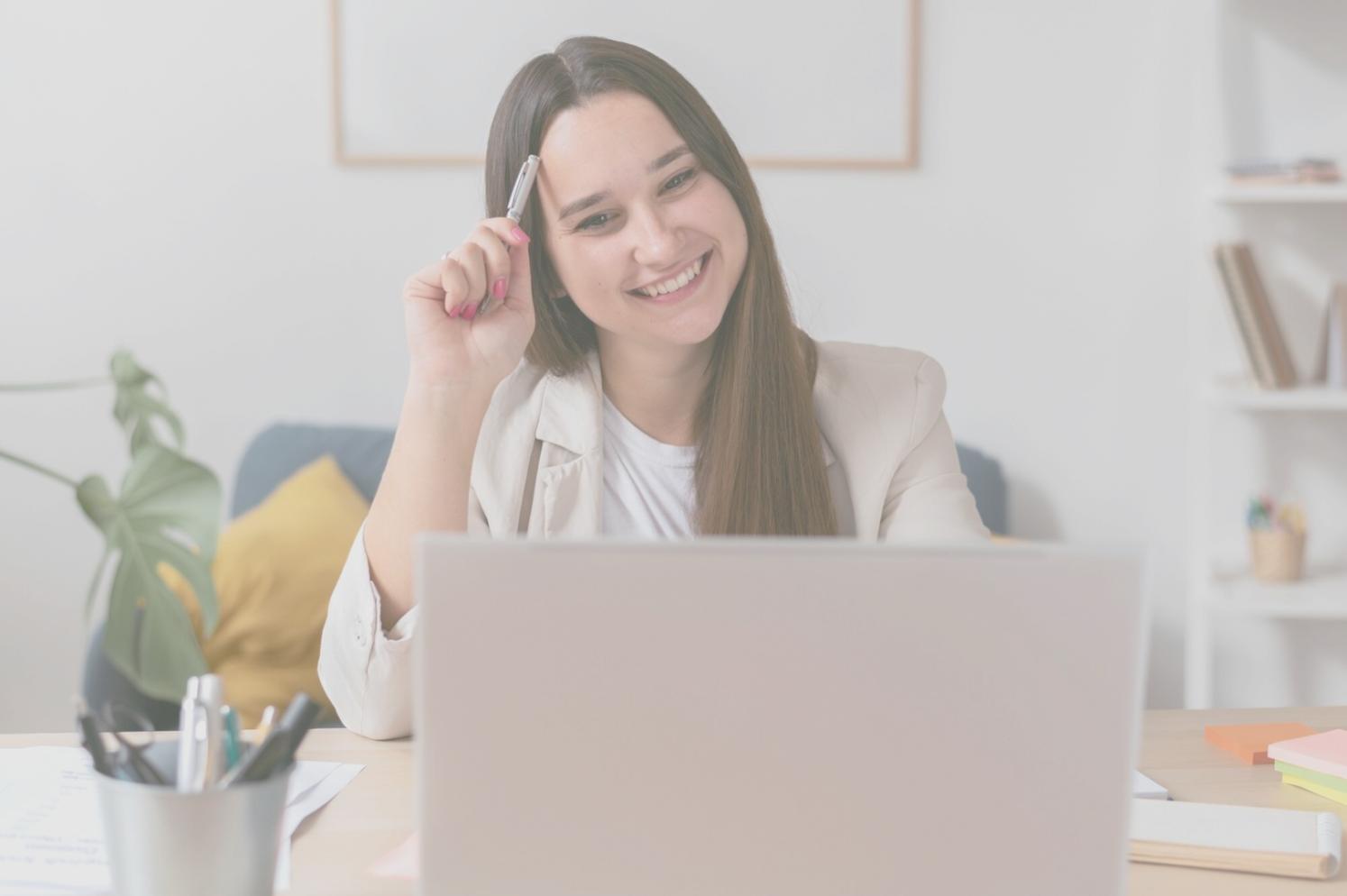Modernes Büro mit Tageslicht und Arbeitsplätzen