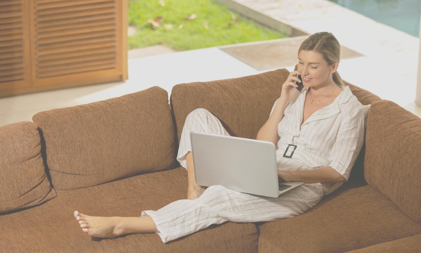 Workspace mit Finanzunterlagen und strategischer Planung