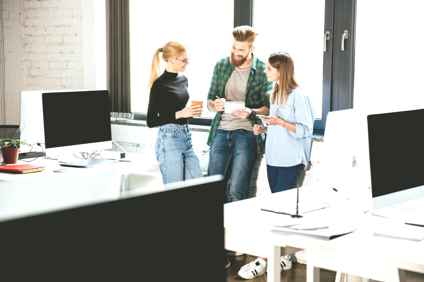 Workshop-Raum mit Gruppenarbeitsplätzen für Finanzkurse